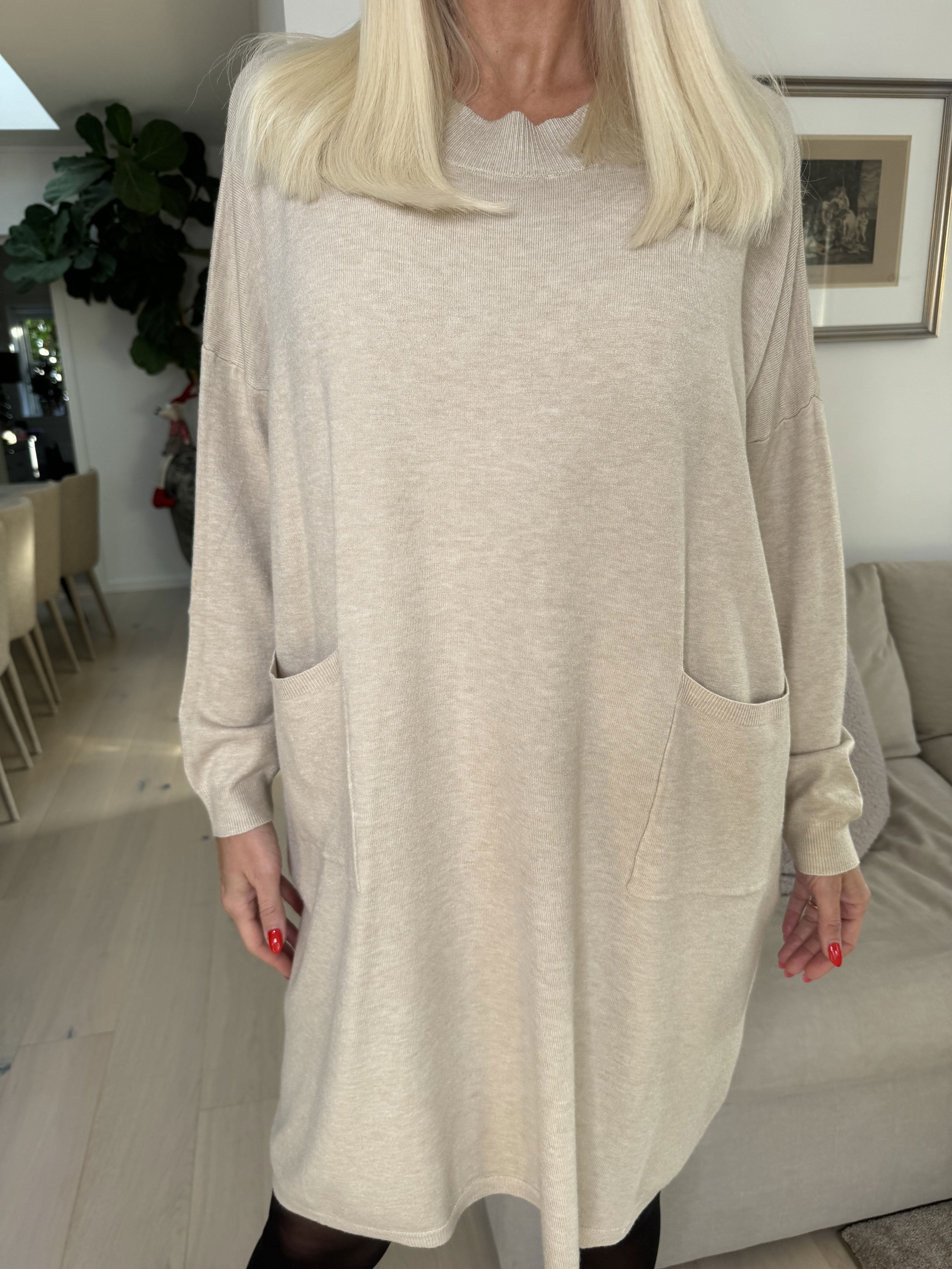 Dima - Mjukt stickad klänning med fickor